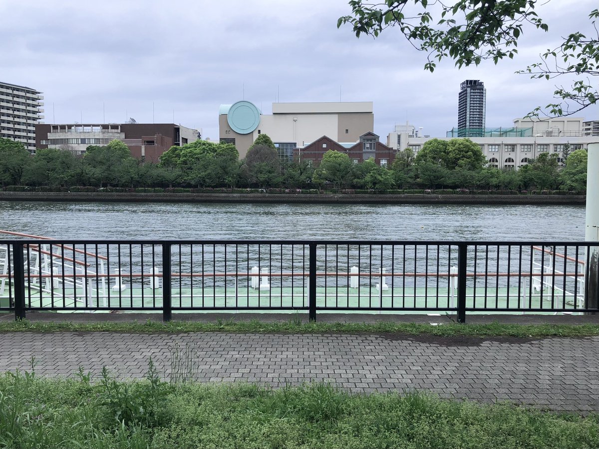 微妙な雲だったのですが降られる前に桜之宮公園をひとまわりしてきました。天神橋から入って天満橋・八軒屋浜・川崎橋を渡って、藤田邸跡公園・大阪造幣局・OAPへ。空気も新緑も気持ちいい季節ですね！
#大阪城レンタサイクル