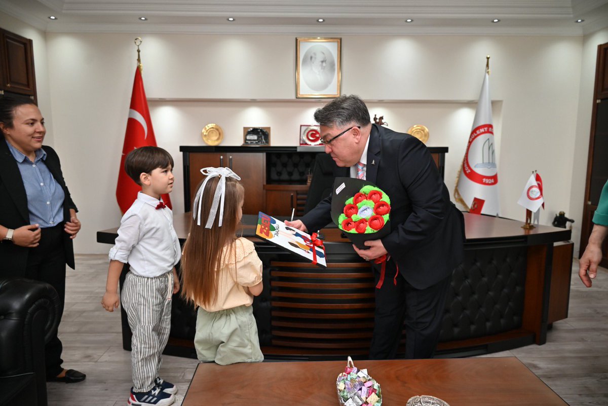 🇹🇷🎈Zonguldak Bülent Ecevit Üniversitesi Rektörü Prof. Dr. İsmail Hakkı Özölçer, 23 Nisan Ulusal Egemenlik ve Çocuk Bayramı dolayısıyla makamında ağırladığı çocuklara rektörlük koltuğunu devretti. 📶 w3.beun.edu.tr/haberler/rekto… #ZBEÜ @ihozolcer @KutogluhHakan @bhbakkal1