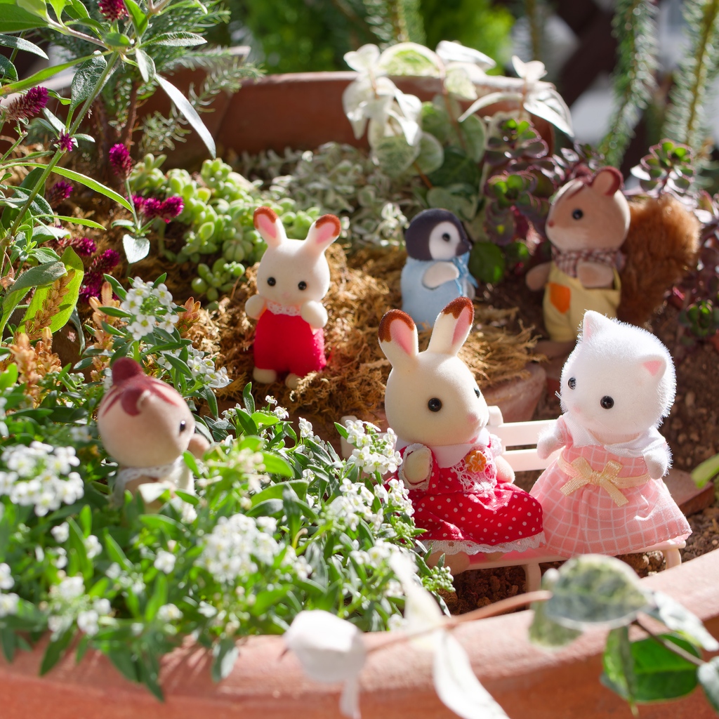 Do you like plants? 🪴 You can decorate your flower pots with your favourite Sylvanian characters. 🌼 The figures will add an extra cute touch to your flowers! 🏵️ #flowers #sylvanianfamilies #sylvanianfamily #sylvanian #calicocritters #calico #dollhouse #miniature #kawaii