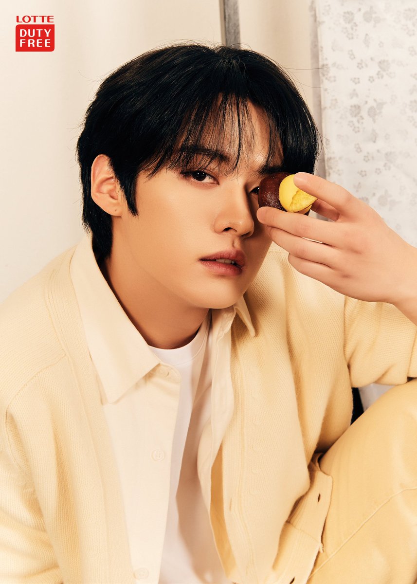 viraltakes's tweet photo. Lee Know of Stray Kids for LOTTE DUTY FREE. https://t.co/v1IaSkHOLD