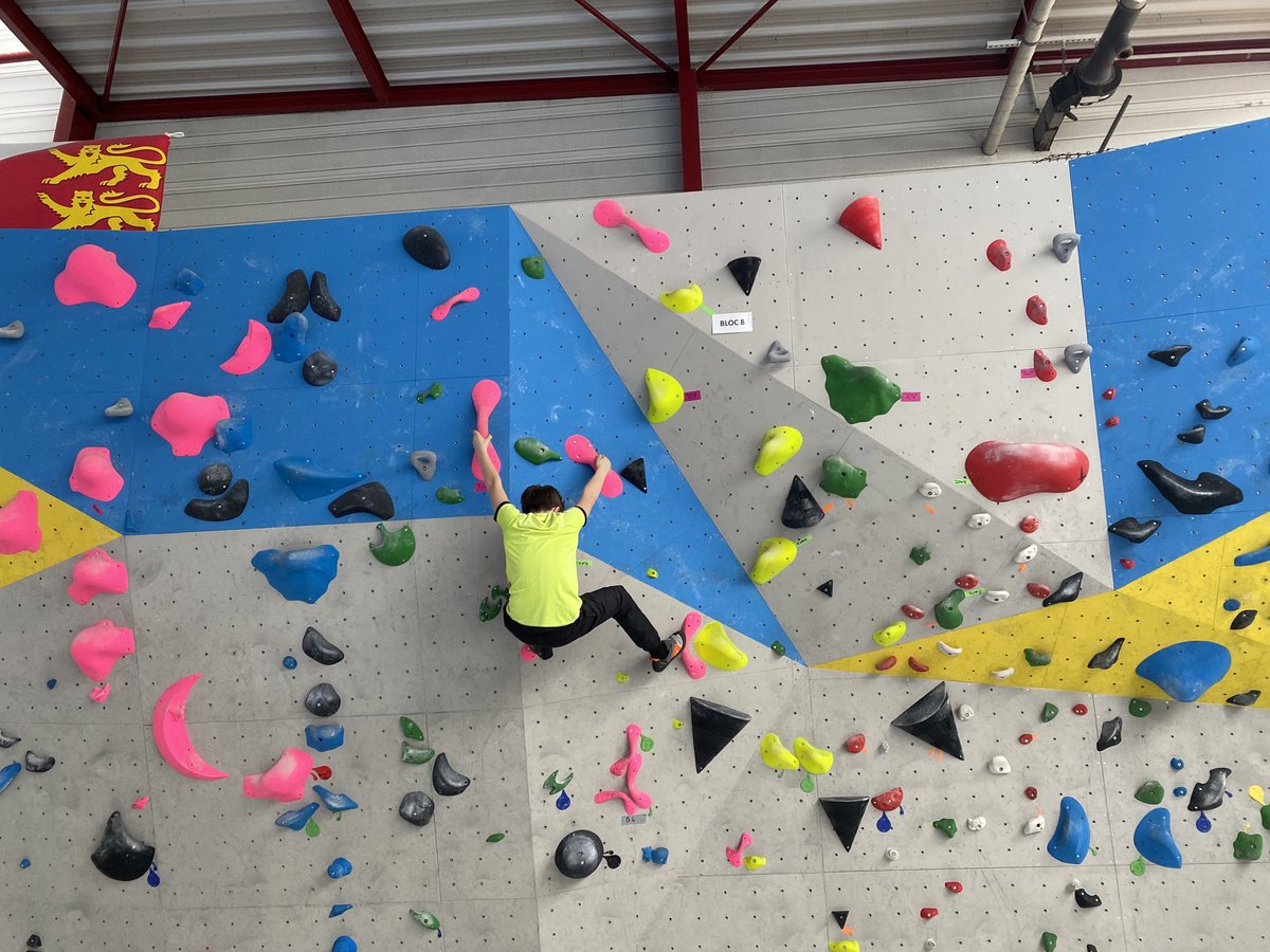 College Marcel PAGNOL, 2ème jour EO, à Bolbec pour la pratique des épreuves d’escalade (Difficulté, Bloc et Vitesse)! Les élèves ont été impressionnés par le mur de 12 mètres et des dévers impressionnants.  Ils ont pu découvrir la voie de vitesse officielle avec les 15 degrés.
