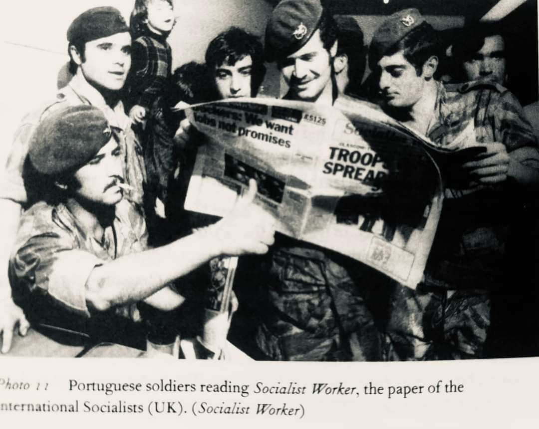 Been looking for this photo for a while. During the Portuguese Revolution in 1974, the International Socialists, forerunners of @SWP_Britain took delegations of workers to Portugal. Here revolutionary soldiers read @socialistworker