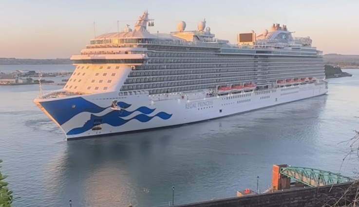 The sun is shining ,our Cobh Tourism Ambassadors are out welcoming the passengers and crew of the Regal Princess @PrincessCruises to #Cobh enjoy @cobhmuseum @SiriusArts @TitanicCobh @cork_harbourbh @CobhHeritageCen @CobhRebel @titanictrail shops restaurants bars
