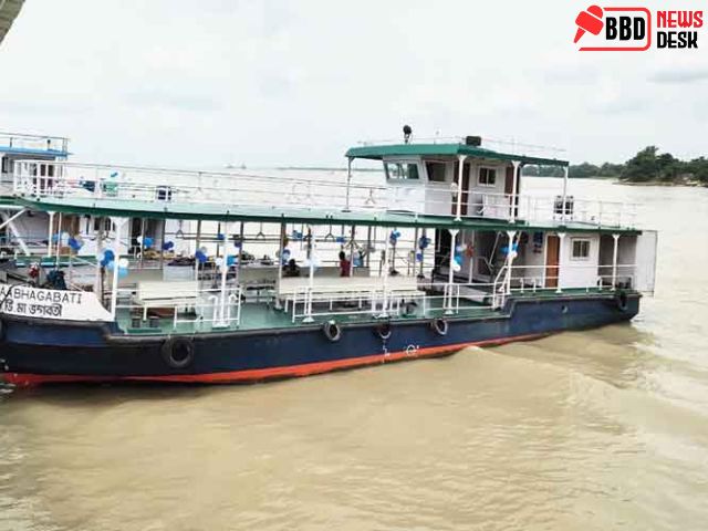 Passenger suffering at its peak due to the closure of the ferry service between Haldia and Nandigram.

#NewsUpdate #NewsDesk #ferryservices #Haldia #Nandigram