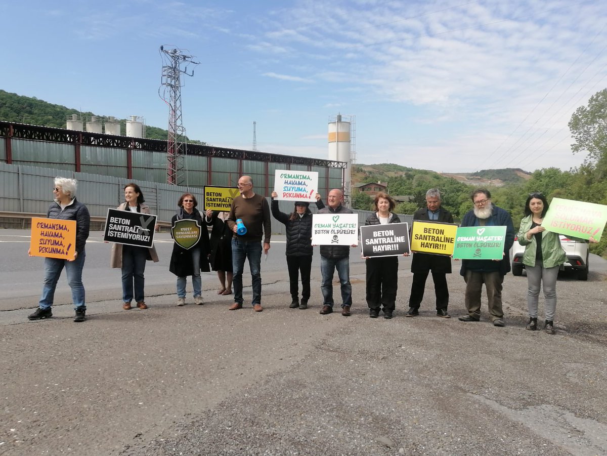 Kimse rahatlamasın. Kuzey Ormanları ve kırsalını otoyol ve tünellerle inşaat ağalarının yağmasına açmak için kaçak beton santrali bile kuruyorlar. 44. kez Uskumruköy’de bu talanın önündeyiz. Orman yoksa su, nefes, İstanbul yok. Savunacağız #DirenKuzeyOrmanları