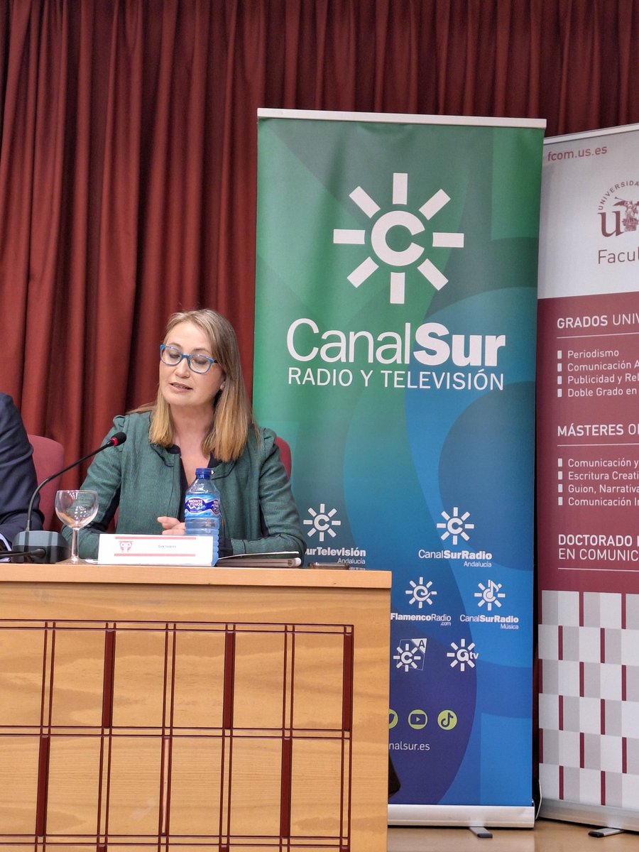 FCom_US's tweet photo. Eva Suárez (@psoedeandalucia) lanza un mensaje de esperanza para el periodismo y explica con claridad el trabajo de comunicación en los partidos políticos.
😄 Eva Suárez es egresada nuestra.
#orgulloFcom
#ExperienciaTV https://t.co/sPO1SOETuw