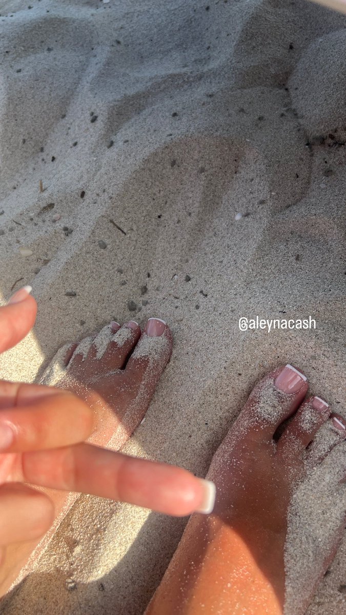 aleynacash's tweet photo. Guten Morgen ihr Fotzen, wir verbringen den Tag am Strand und ihr hoffentlich im Büro, während ihr unser Geld verdient 😂 #findom 
Hätte gleich Bock auf eine Mittagsmelkung, antreten!
@RT_findnude @RtSlaveForDomme @FootParadiseRT @rt_promo2k https://t.co/KbOYg4Ave1