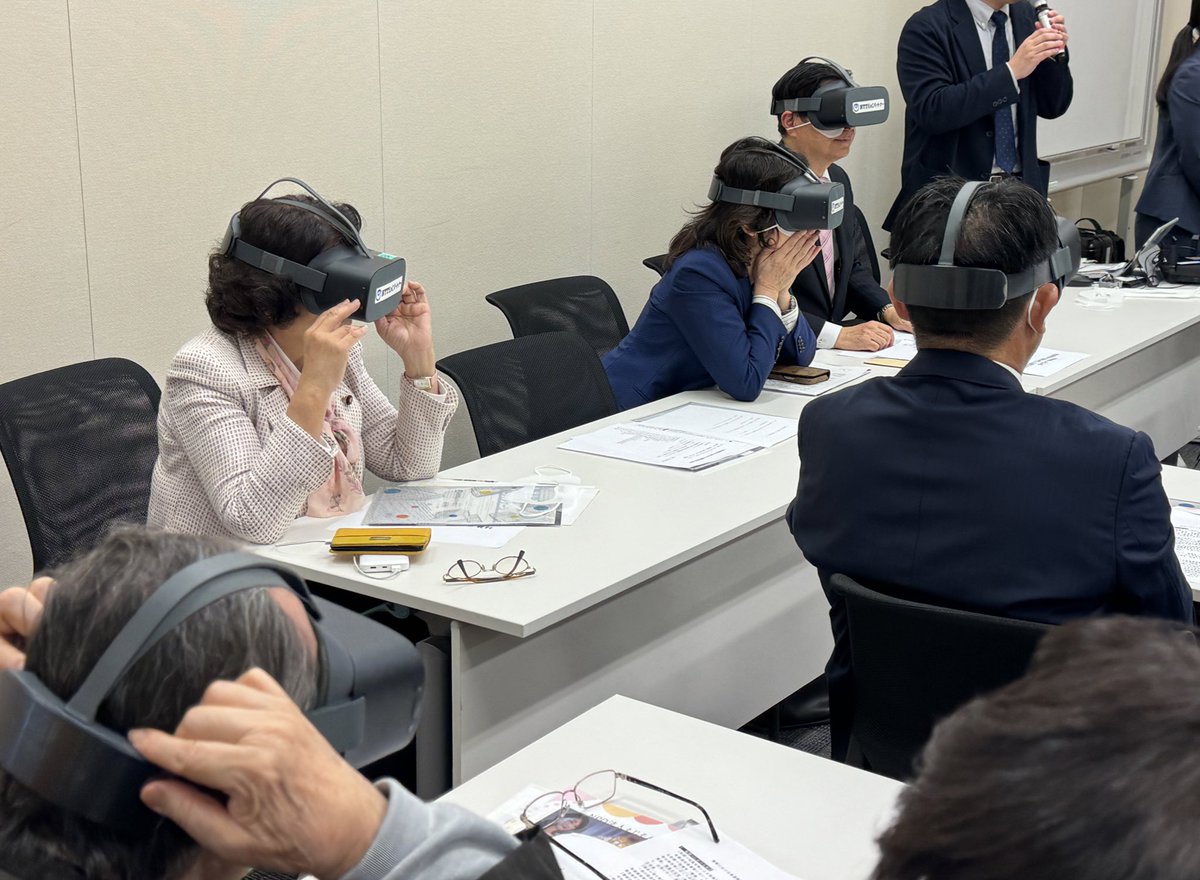 VR体験を議員の方や警察庁など関係省庁の方に見ていただいた。ちょっと不思議な光景 nttexc.co.jp/service/vr_dev…