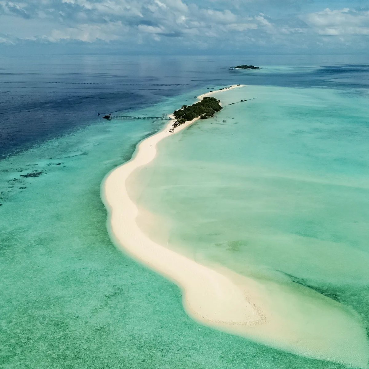 Timba Island in Semporna, offers white sandy beaches and crystal-clear waters ideal for snorkelling and diving. It hosts 10 dive sites and a turtle hatchery. There's no accommodation, so it makes a great day-trip destination.

📸IG/@fb_dronegraphy
📍Timba Timba Island, Semporna