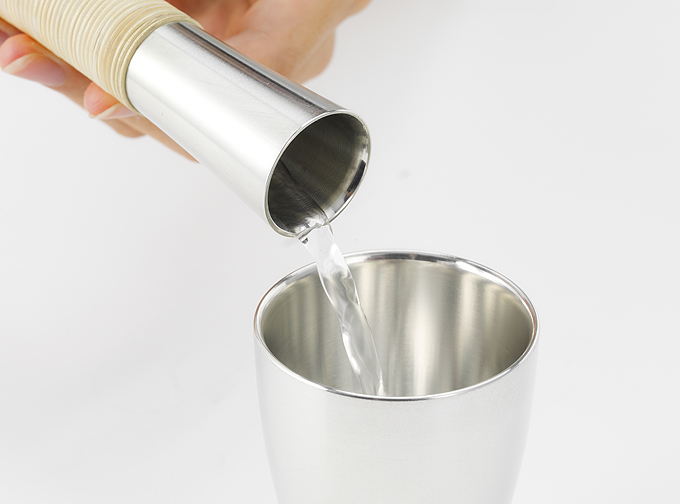 METAPHYS_JP's tweet photo. 「gekka お猪口」

本錫を使用した錫製酒器です。
冷酒用は、表面のサンドブラスト処理により、手への冷たさを程よく和らげます。
熱燗用は、表面をヘアラインが入った光沢に仕上げています。 また２重成型で冷めにくく持ちやすい構造です。

https://t.co/AS3Bn3Vuw4

#METAPHYS https://t.co/cjSXS8W53R