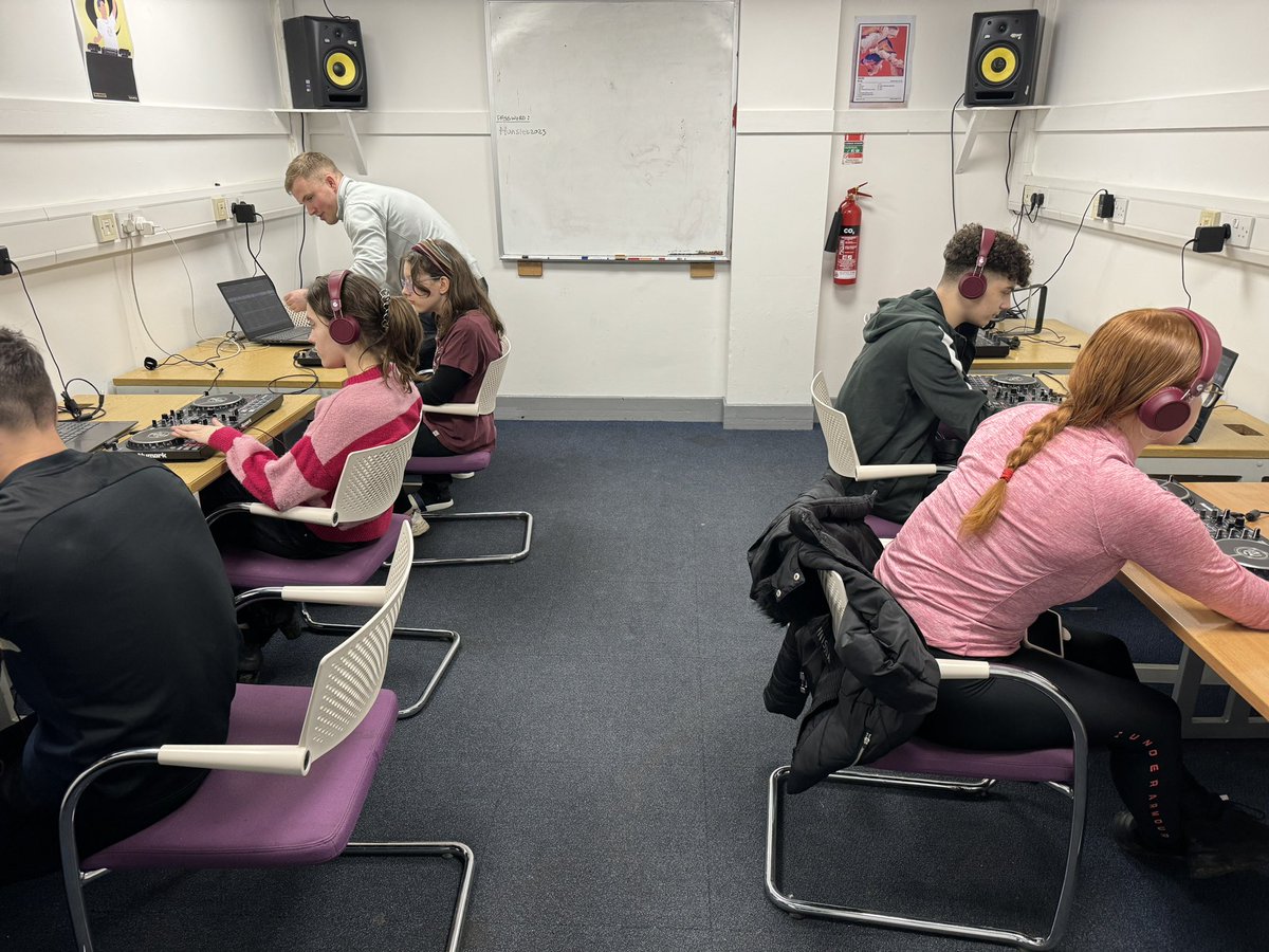 🎧DJ'ING WORKSHOP🎧 Come and learn a new skill for free at The Hunslet Club. 🎶These sessions run from 5:30 PM until 7:00 PM every Tuesday. 💚Year 8+ | FREE #thehunsletclub #youthorganisaiton #southleeds #leeds #southleedslife #djschool #djlessons