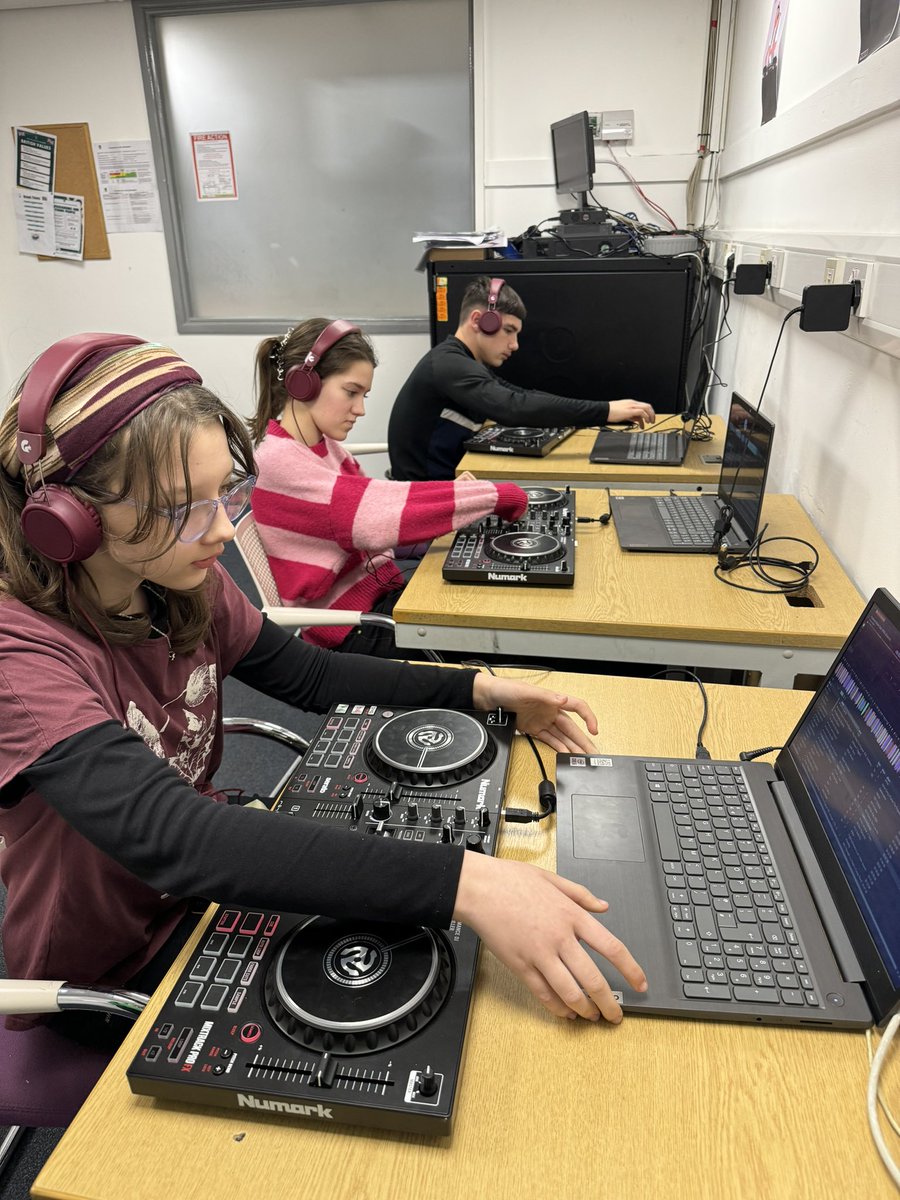 HunsletClub's tweet photo. 🎧DJ'ING WORKSHOP🎧
Come and learn a new skill for free at The Hunslet Club.
🎶These sessions run from 5:30 PM until 7:00 PM every Tuesday.
💚Year 8+ | FREE
#thehunsletclub #youthorganisaiton #southleeds #leeds #southleedslife #djschool #djlessons https://t.co/KdHkcTEGir