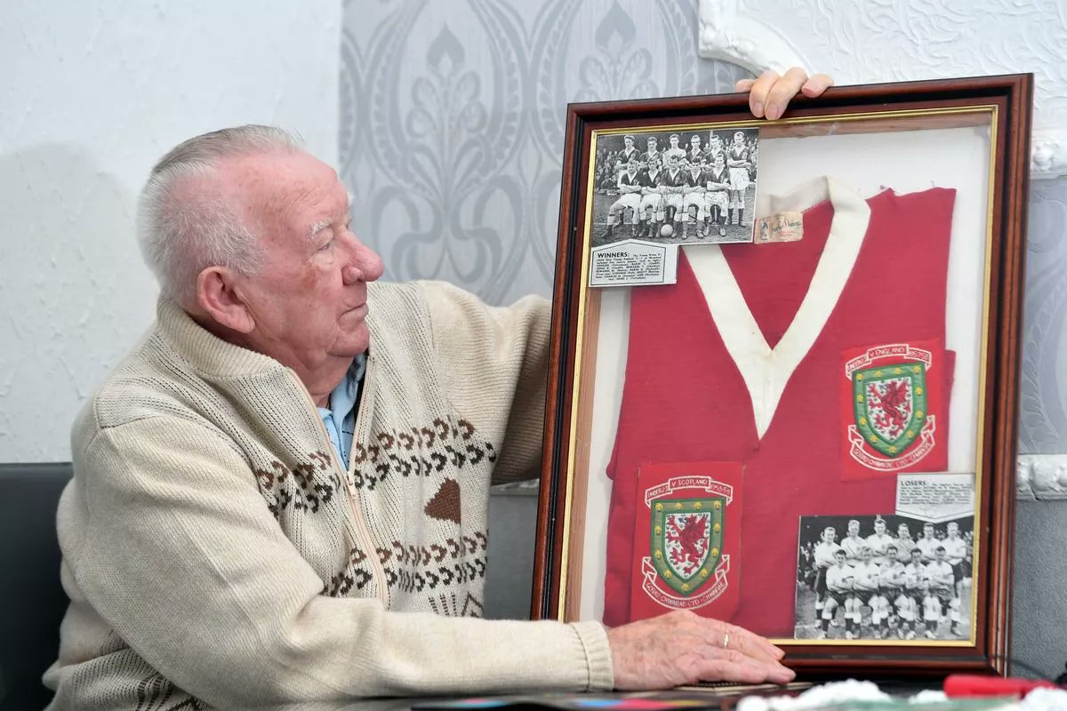 tomEcoleman's tweet photo. Some sad news.

George Baker, one of the last remaining members of the 1958 Wales WC squad, passed away yesterday morning after battling a short illness. 

Thoughts are with his wife Moira, whom I know he adored, and the rest of his family and friends. RIP. https://t.co/JVhN2Gler2