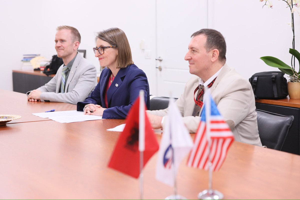 GManastirliu's tweet image. Rinovuam Memorandumin e Mirëkuptimit me Korpusin e Paqes në Shqipëri, për vazhdimësinë e bashkëpunimit që ofron më shumë mundësi për arsimin dhe zhvillimin profesional të mësuesve dhe nxënësve në komunitetet tona.

#Bashkë🇦🇱🤝🇺🇸 #PërZhvillimineArsimit