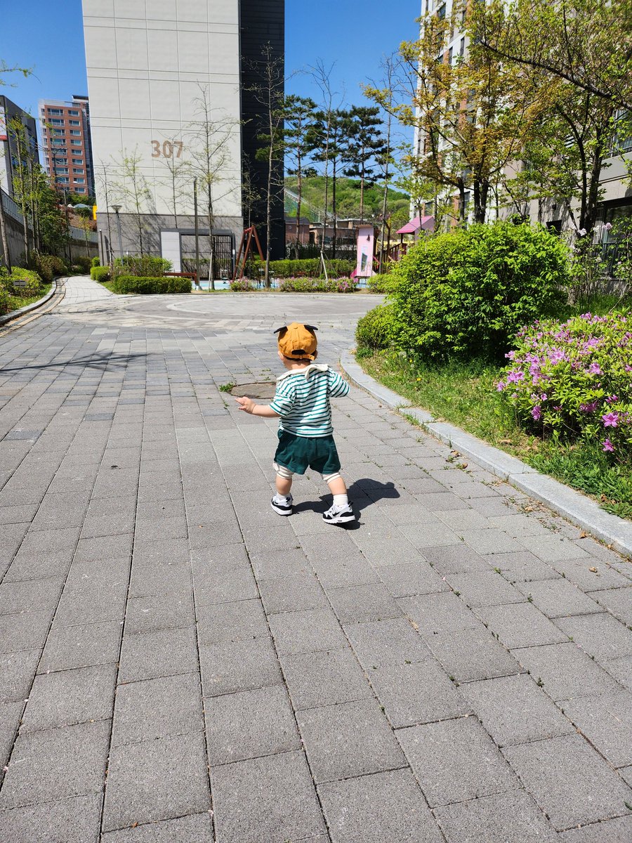 temimaki's tweet photo. 復職してもうすぐ１ヶ月。昨日は息子っちが初めての熱で保育園お休みして私と在宅勤務(私にくっついて会議に参加してた🤣) 保育園に頑張って慣れてくれてる息子っちありがとう❤️ 教育期間がおわりまた元いたチームに戻る予定だから忙しくなるけど5月3連休4回あるからがんばる🙊6月頑張れるかな…😇笑 https://t.co/9EYeedTzYd