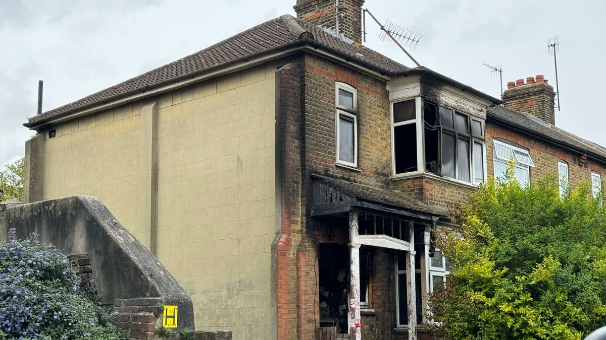 Walthamstow house fire: Murder probe after two people burnt to death in suspected arson attack mirror.co.uk/news/uk-news/w…