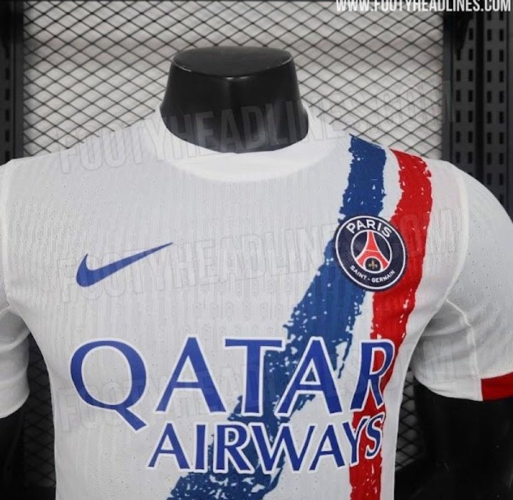 sghb38's tweet image. Voici à quoi devrait ressembler le prochain maillot extérieur du PSG !

Vous valider les frères ? 🤔
