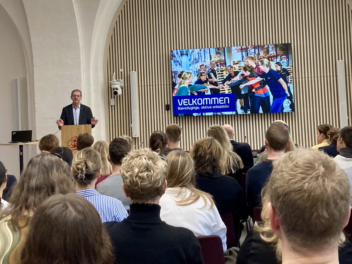 AGFrederiksen's tweet photo. Tak til Bjarne Laustsen fra @Spolitik og @Sten_Knuth &amp; @Willeberg1 fra @Firmaidraetten for at sætte fokus på forebyggelse af smerter og nedslidning i arbejdslivet.

Bevægelse er vejen frem 🤸‍♂️

#gigt @Gigtforeningen https://t.co/meu7stRRek