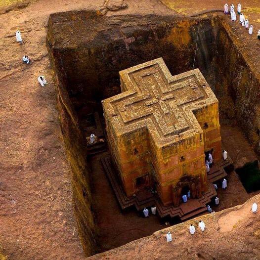 Gezelim görelim öğrenelim 

Etiyopya'nın Lalibela kentindeki St. George Kilisesi, duvar, ahşap veya taş yardımı olmadan kayaya oyulmuş, haç şeklinde monolit, 13. yüzyıl. UNESCO mirası.