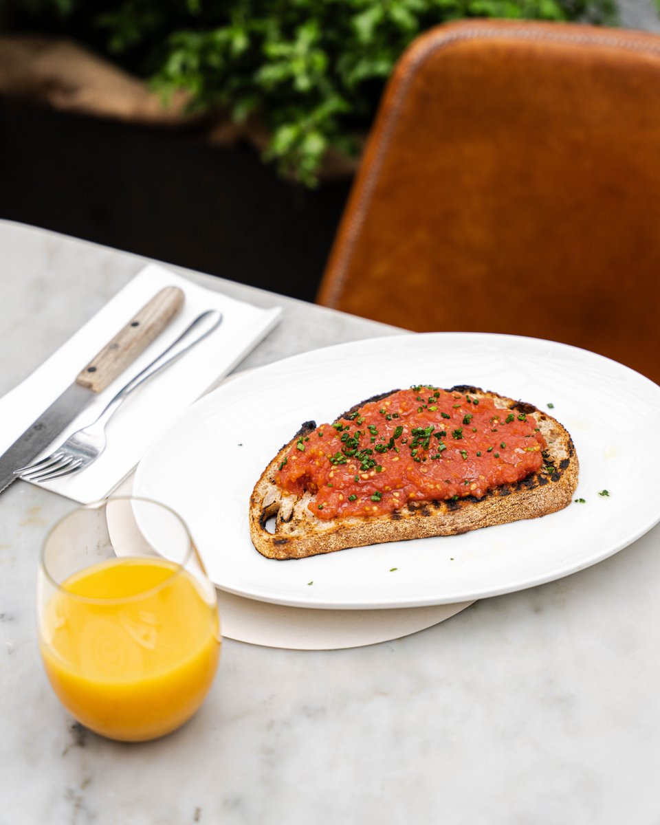 Simple yet bursting with flavour... 'pan con tomate' features rustic bread topped with fresh, juicy tomatoes, garlic (of course) and a drizzle of our favourite olive oil. Try it on our Gees Brunch menu, book now: eu1.hubs.ly/H08MHNZ0
