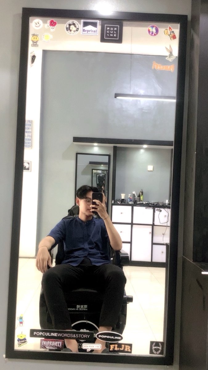 BangDhaa's tweet photo. Pacaran sama barberman aja bisa ngak sih?biar tiap hari sebelum aku ngampus/keluar dia ngaturin rambut aku dulu😭🤚🏻 https://t.co/zut9NyR3is