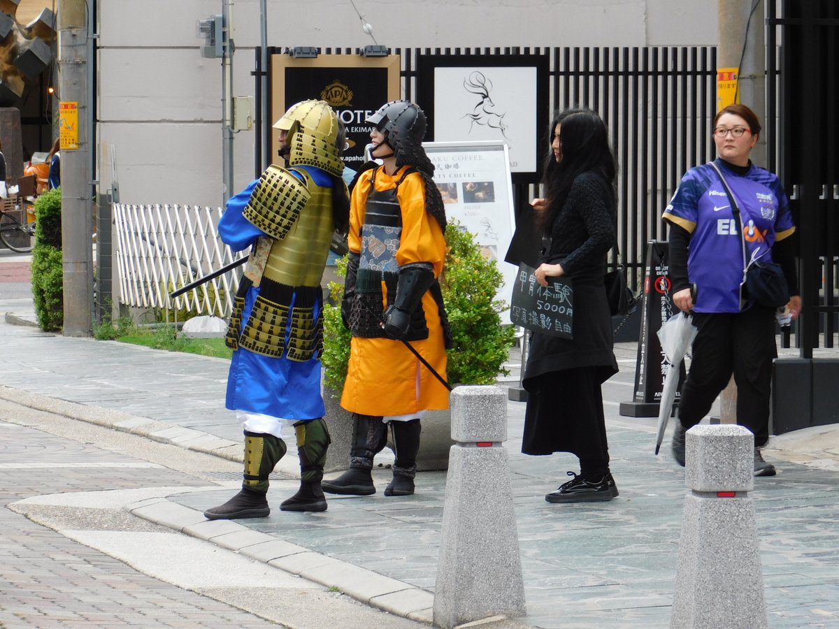 今日は街角で奈良時代の侍二人を見かけました。😁
Today I saw two samurai from the Nara period on a street corner.