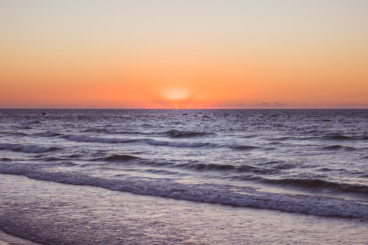 Tomorrow is a new day, and the sunset at Tel Aviv beach reminds us to let go of today and embrace the promise of a fresh start. tinyurl.com/49a5ztp2  🌅 #TelAviv #SunsetVibes #Israel #photography #sunset #beachvibes