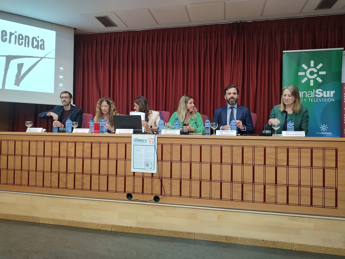 FCom_US's tweet photo. ➡️ Mesa redonda: Periodismo y prensa en los partidos políticos, al otro lado de la trinchera. Con Eva Suárez,  Carlos Rodríguez,  Esperanza Fernández,  Lola Blanco y Gabi Palma.

#ExperienciaTV https://t.co/tUFRdvwahR