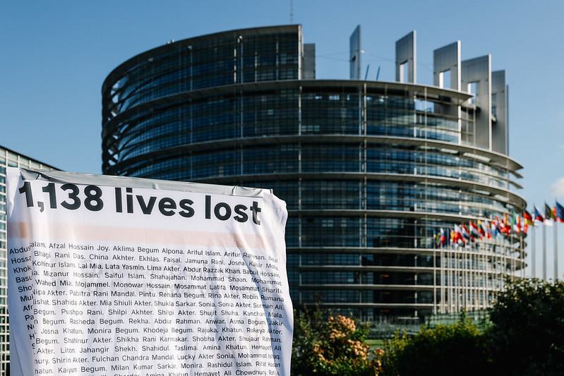 11 anni dopo la tragedia del #RanaPlaza il Parlamento Europeo si appresta oggi a votare la direttiva #csddd, fondamentale per prevenire abusi e proteggere i #dirittiumani. Invitiamo i parlamentari italiani del @EPPGroup a sostenere la misura
