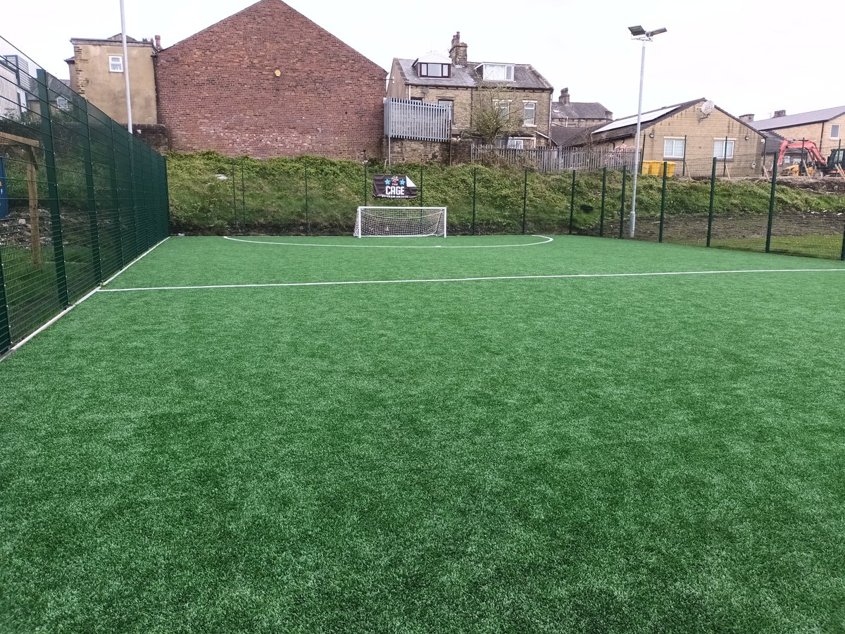 @WahidRashid6 visited @UniqueCHub1 Yesterday and was very impressed with the new computer room and the Amazing new 4G outdoor pitch with flood lighting. It was absolutely a delight to see such a facility for the young people of Park Ward. #young people #community #partnership