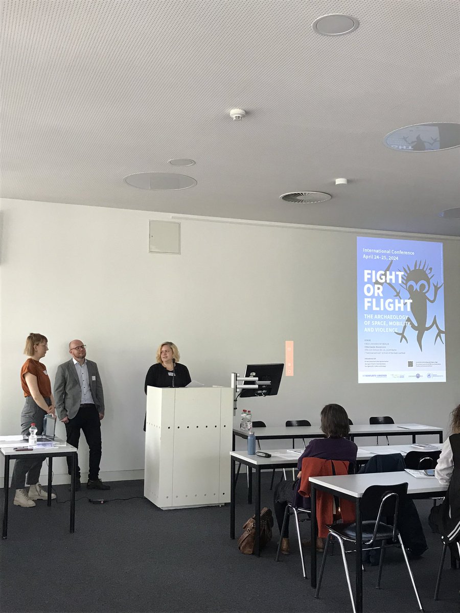 Auftakt bei ”Fight or Flight: The archaeology of space, mobility, and violence“ mit den Organisator:innen Ilia Heit, Jana Eger und Vera Egbers. Wir freuen uns auf interessante Vorträge zum #BAK Jahresthema 23/24