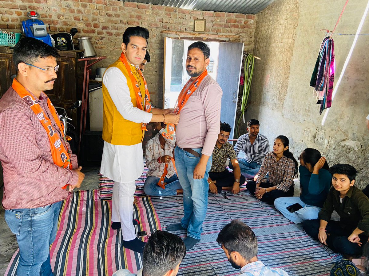 YugNamdev1's tweet photo. प्रदेश सह प्रभारी सोशल मीडिया इनफ्लुएंसर समन्वयक आदरणीय श्री शैलेश जी घांची  लोकसभा चुनाव के दौरान प्रचार के लिए पोसालिया पधारे  और मोदी जी के संकल्प  #mission400plus हेतु मार्गदर्शन किया
#LokSabhaElections2024 
#PhirEKBarModiSarkar 
#AbkiBaar400Paar https://t.co/Bw1FQk7Cvz