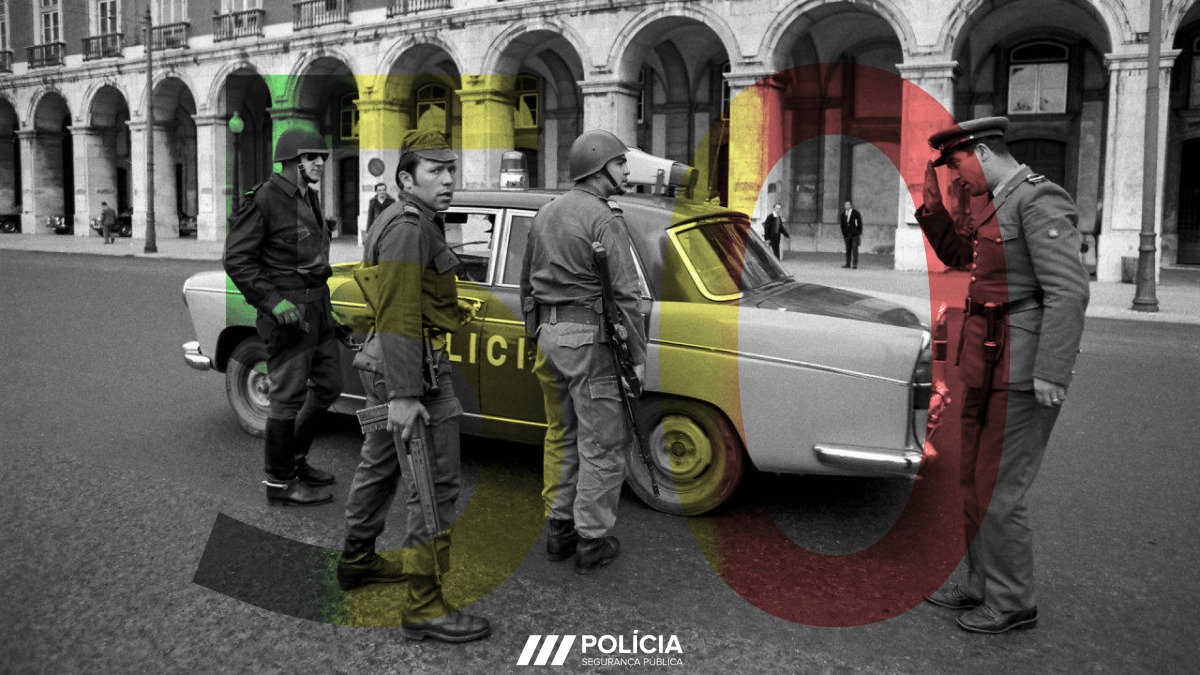 🌹A 25 de Abril de 1974 o Comandante da 1.ª Divisão da Polícia de Segurança Pública colocou-se às ordens do Capitão Salgueiro Maia, recebendo instruções para desviar o trânsito e o acesso de civis em toda a Baixa Lisboeta. 🌹Hoje celebramos 50 anos de Liberdade. #PSP #Portugal