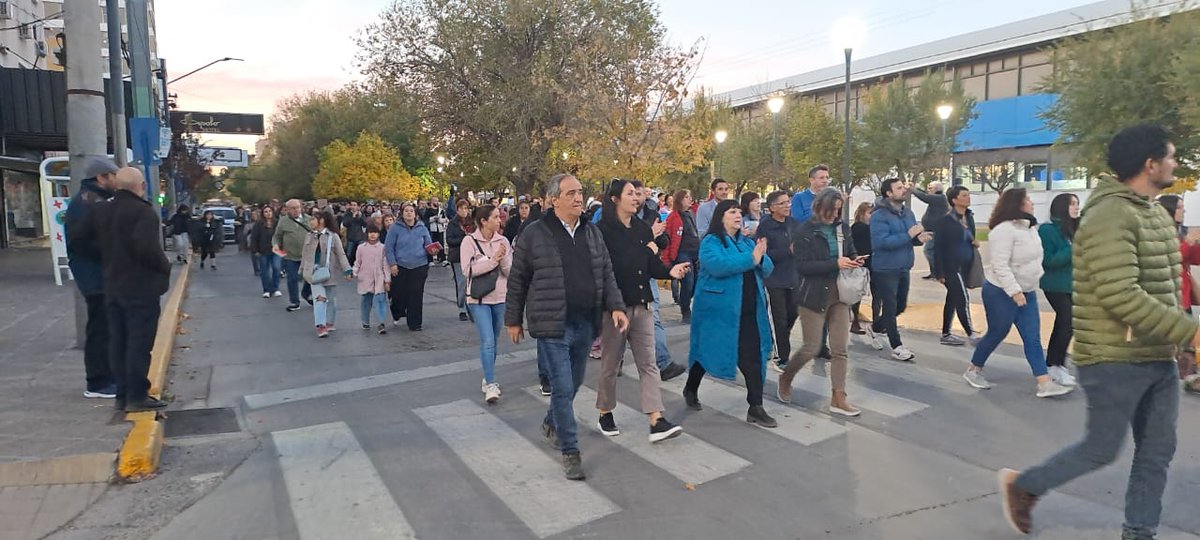 FGNeuquen's tweet photo. Llenamos las calles de Neuquén en defensa de la universidad pública, al lado de miles de estudiantes, docentes y comunidad toda. La educación es un derecho y levantamos alto las banderas de la Educación Pública, Gratuita e Inclusiva para todas y todos.
#UniversidadPublicaSiempre https://t.co/IgZR8fbkgc