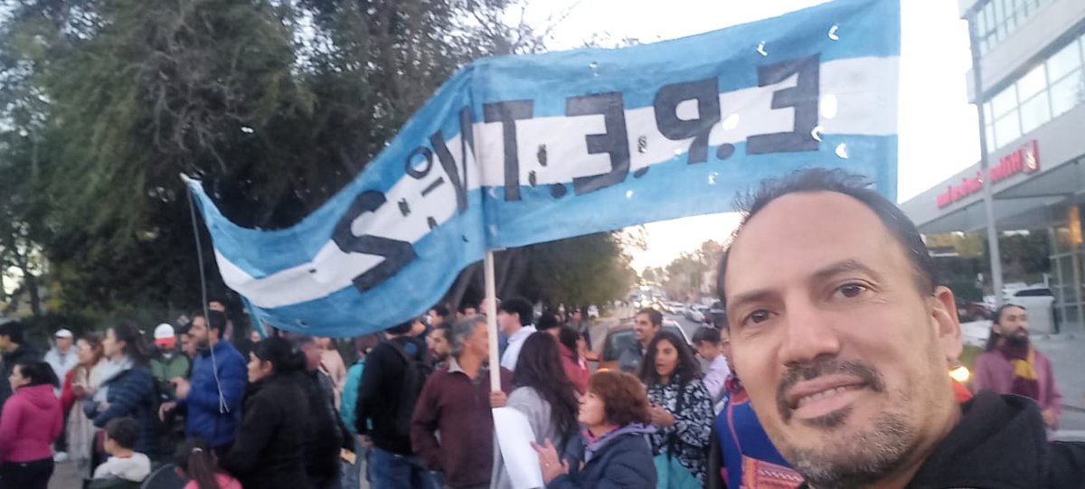 FGNeuquen's tweet photo. Llenamos las calles de Neuquén en defensa de la universidad pública, al lado de miles de estudiantes, docentes y comunidad toda. La educación es un derecho y levantamos alto las banderas de la Educación Pública, Gratuita e Inclusiva para todas y todos.
#UniversidadPublicaSiempre https://t.co/IgZR8fbkgc