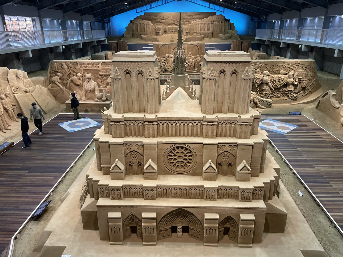 先週から始まった砂の美術館
フランス編🇫🇷へ✨

今年はオリンピックが開催される地でもあるからみたいね！

魅力的な展示がたくさん！！！
手前のノートルダム大聖堂
奥のヴェルサイユ宮殿
他色々！

行けてよかった😊

#鳥取観光
#砂の美術館
