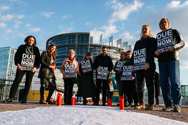 EmpresasRespon's tweet image. 11 años después de la tragedia del derrumbe del #RanaPlaza, recordamos las vidas perdidas y las lecciones aprendidas.

Hoy, @Europarl_EN vota la #CSDD, una directiva de la UE que reflexiona sobre los errores del pasado para hacer cumplir la justicia empresarial.