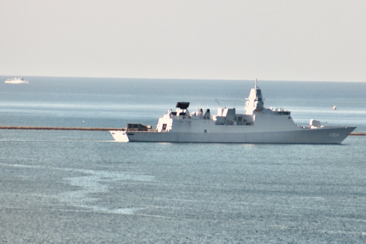 Early bird shipping with @HMSStAlbans @HMSCattistock and Dutch frigate HNLMS De Ruyter near Drake's Island and Breakwater this morning. westwardshippingnews.com contact@westwardshippingnews.com