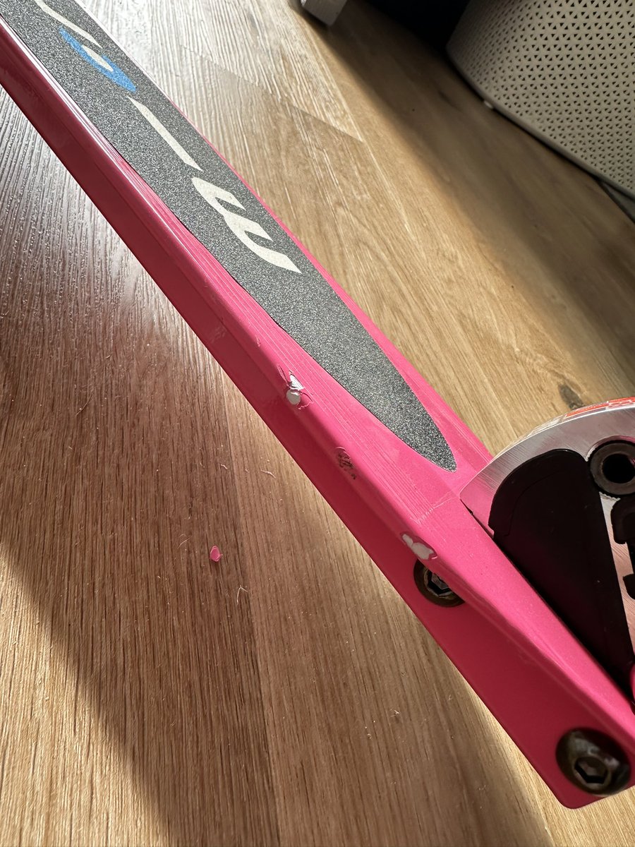 PEJ13's tweet photo. @microscooters My daughter had a MicroScooter for her 8th Birthday (last Sunday), out on it twice along our path for literally 10 minutes in total … the paint is already peeling/chipping off?!!! 😖 Ticket #L4RDW #Premium? #Longlasting? https://t.co/Mgszh6BAwq