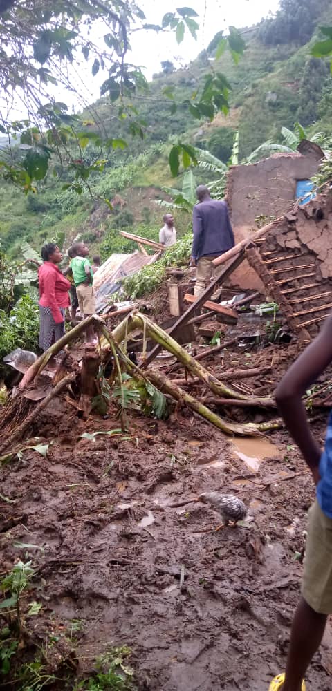This landslide happened today at around midnight, village of Buhunga, kibandama parish Kilembe SubCounty in kasese district 
 no deaths registered, but alot of properties and money amounting to 2millions for a village saving group was burried under the muds. @CivicSpaceTV @DailyM