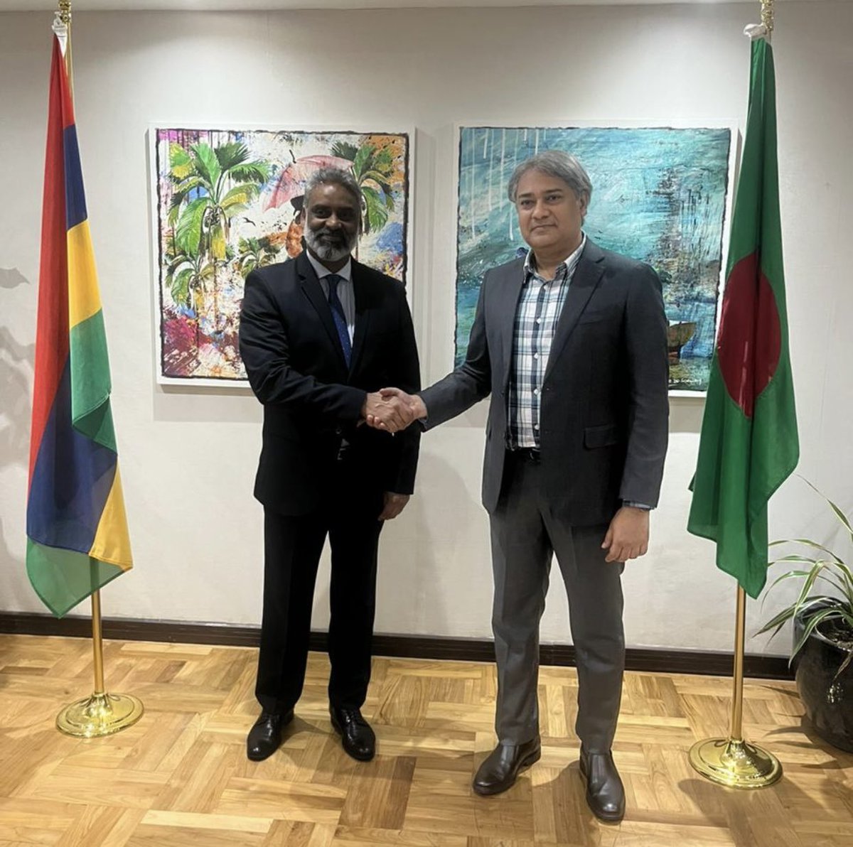 MAarafat71's tweet photo. Mauritius is a gateway to the African continent. I was pleased to meet with the foreign minister of Mauritius, H. E. Maneesh Gobin. I spoke on a range of issues, including trade and investments, recruitment of Bangladeshi workers and professionals, etc. I also invited him to visit Bangladesh.