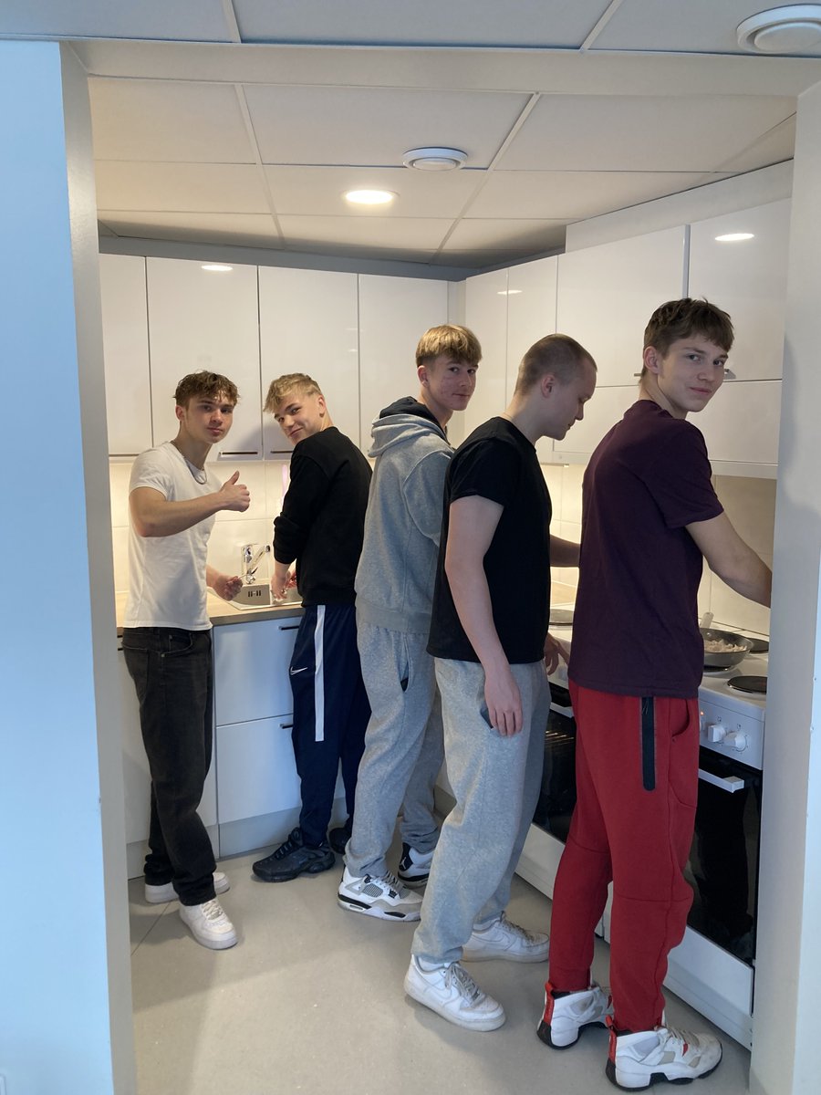 Opiskelua elämää varten. Tänään eriytettyä opetusta ja opiskelua pienryhmissä. Ravintotietoutta ja oppia ruuan valmistuksen myötä. Vili Jaakolan johdolla. Salaatti, pääruoka ja jälkkäri valmistuivat <a href="/PKKU2005/">PK Keski-Uusimaa</a>  poikien toimesta näppärästi. <a href="/urhea_fi/">Urhea</a> <a href="/Makelanrinne/">Märsky</a>