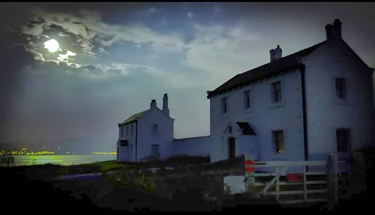 A quick stop after work. Last night's Pink Full Moon over Penmon Coastguard Cottage's Ynys Môn @AboutAnglesey @AngleseyScMedia @BBCWalesNews @DerekTheWeather @ItsYourWales @metoffice @Ruth_ITV @S4Ctywydd @SabrinaJayneLee @SonyAlpha @BBCWthrWatchers @VisitAnglesey