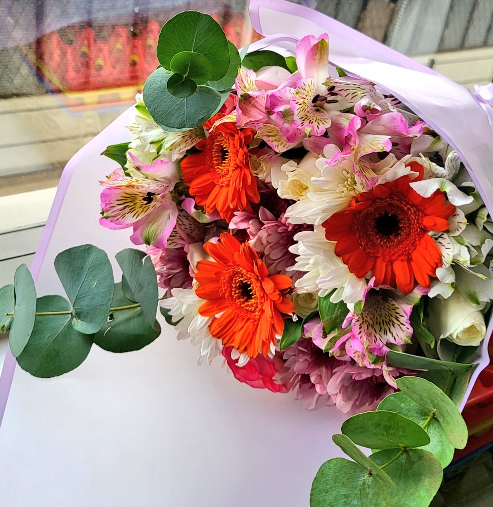 RahmaTweets's tweet photo. Flowers. A love language. 
Je parle 'flowers' very fluently 💐 https://t.co/SH0Dz18Dbf
