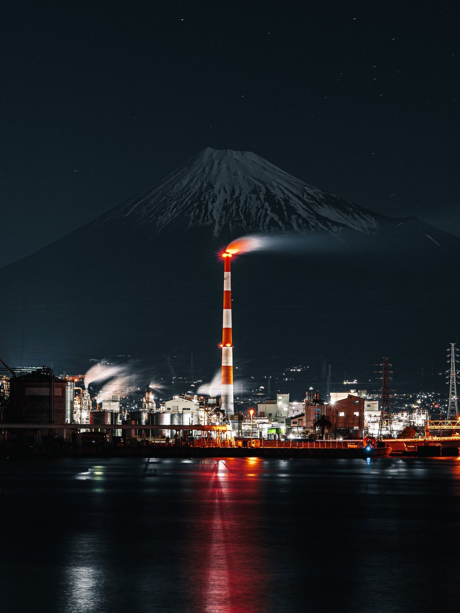 工場夜景×富士山の組み合わせがたまらない。