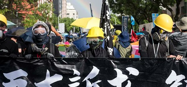 THE COMING OF AN OVERSEAS HONGKONGER IDENTITY AND TAIWAN-HONG KONG CONNECTION: REFLECTION ON THE LEGACY OF THE UMBRELLA MOVEMENT Written by Desmond Hok-Man Sham. Image credit: in post link Read more at taiwaninsight.org/2024/04/24/the…