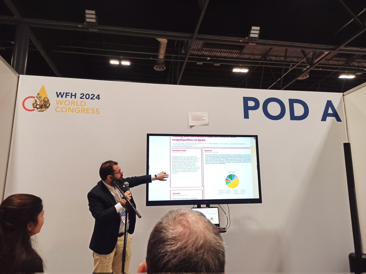 Continúamos en el #Day2 #WFHCongress2024 @eliadosom, presidente de #Fedhemo , presenta el póster con los resultados de los campamentos de formación para niños y niñas de @fedhemo