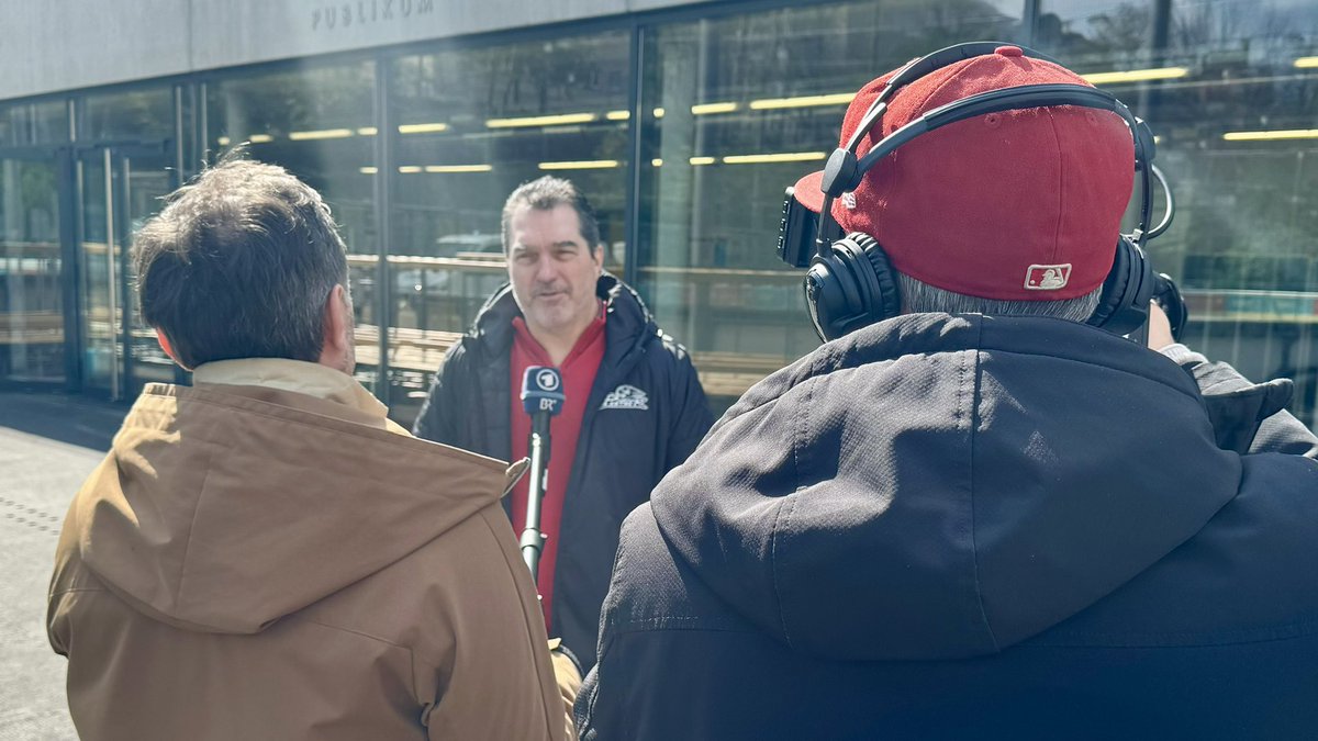 aevpanther's tweet photo. Die Sonne über dem CFS lacht aus gutem Grund - Larry Mitchell führt uns direkt in seiner ersten Woche zum Klassenerhalt! Unserem Sportdirektor wird’s in den nächsten Tagen auch garantiert nicht langweilig, es gibt viel zu tun… #NurDerAEV https://t.co/iKVFydddr8
