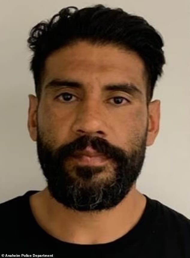 XposeTrophyHunt's tweet photo. Horrific moment Orange County man, Joseph Michael Sanders, 35, dropkicks tiny puppy down the street - with dog still missing after suspect was arrested for animal cruelty. Police are still searching for the dog which disappeared after the incident 😡
https://t.co/3UgoGy9KRP https://t.co/X80SdneSsm