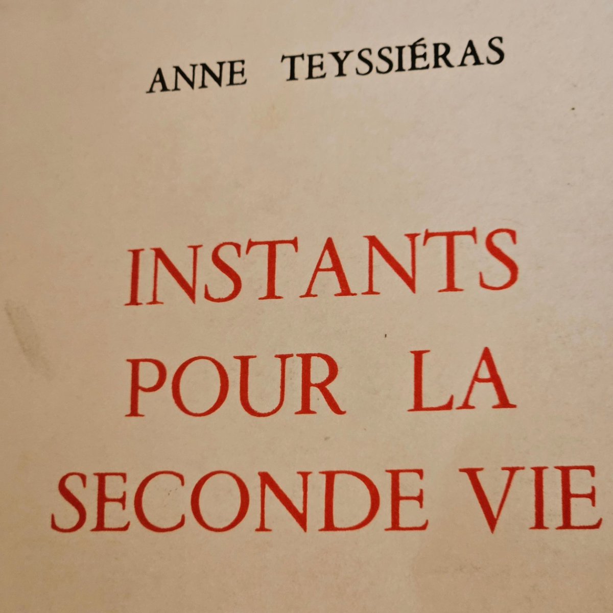 Je viens de rencontré,à nouveau,à #Clichy  @AnneTeyssiéras,et son épouse,qui m'ont rappellé qu'elles avaient été le premier mariage unisexe que j'ai célèbre à @villeclichy!e n'ai pas retrouvé la photo du mariage,mais je partage son recueil de poèmes,qu'elle m'avait dédicacé!